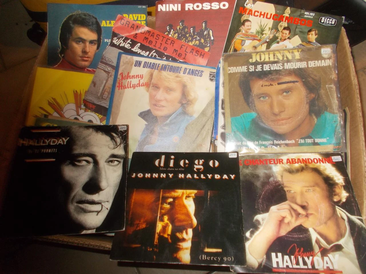 Magnífico lote de 60 discos de vinilo de 45 rpm (sencillos / EP) de Johnny Hallyday. – photo 4